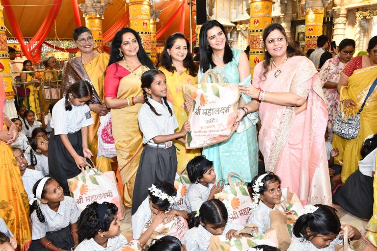 देवीस्वरूप असलेल्या १०८ मुलींचे श्री महालक्ष्मी मंदिरात कन्यापूजन