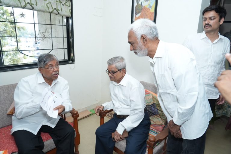 पुणे पदवीधर, शिक्षक मतदारसंघांसाठी चंद्रकांतदादांचा पुण्यात घरोघरी प्रचार