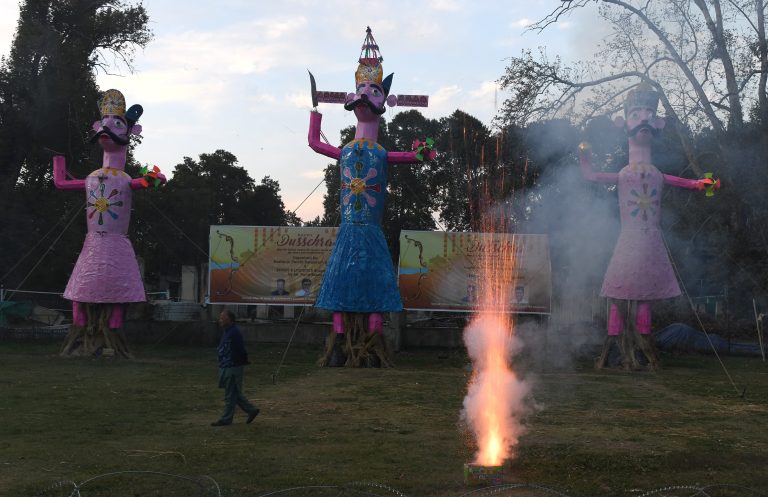 श्रीनगरमध्ये दसऱ्याचा उत्साह; सामाजिक सलोख्याचे दर्शन; पुनीत बालन ग्रुपच्या सहकार्याने शेर-ए-काश्मीर स्टेडियमवर दसरा उत्साहात