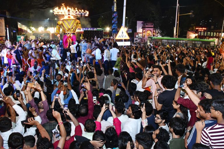 श्री महालक्ष्मी मंदिरातर्फे २५ फूट प्रतीकात्मक रावण दहन* रामायणातील विविध कथांवर आधारित प्रसंगांचे सादरीकरण ; पुणेकरांची मोठी उपस्थिती
