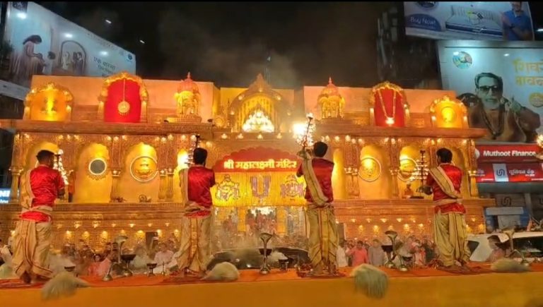 श्री महालक्ष्मी मंदिरासमोर पुष्पवर्षावात अष्टलक्ष्मी भव्य मिरवणूक  श्री महालक्ष्मी मंदिर, सारसबागच्या वतीने आयोजन ; देवीभक्तांची अलोट गर्दी